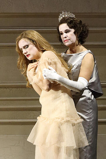Caroline Wettergreen (Ophelia) und Sophie Koch (Gertrude)