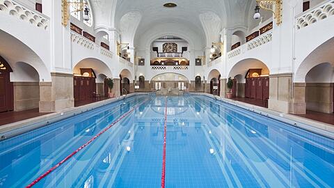 Alles kostet mehr, darum wird auch das Schwimmen teurer: Die Stadtwerke erhöhen an Neujahr die Eintrittspreise für Hallenbäder, Freibäder, Saunen und auch das Eislaufen.