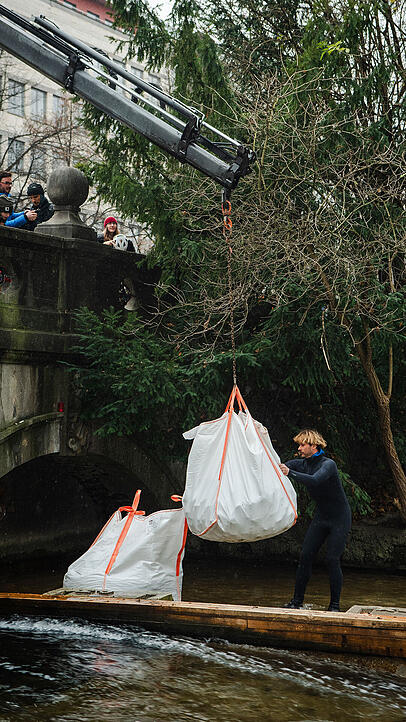 Mit dem Kies soll der Boden des Eisbachs aufgeschüttet werden. Chef Andreas Klarwein begleitet den Transport an den Eisbach höchstpersönlich.