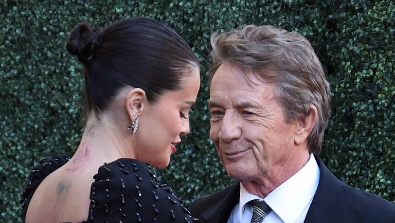 Martin Short und Selena Gomez bei der Ankunft zur Premiere von "Marty, Life Is Short" in Los Angeles.