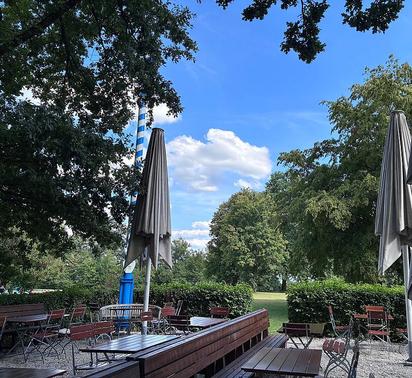 Vorne der Biergartenbereich, dahinter das Badegelände. Vorne der Biergartenbereich, dahinter das Badegelände.