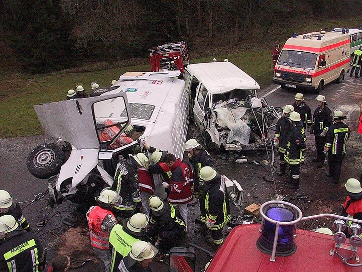 2001: Kolonnenspringer: Bei diesem Unfall auf der B 12 starb ein Mensch.