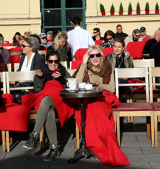 So warm war es im November selten: Bis zur 20-Grad-Marke stieg das Quecksilber und die Münchner warfen Mützen, Handschuhe und Schals weg, um Sonnenstrahlen für den Winter zu tanken. Hier die Bilder...