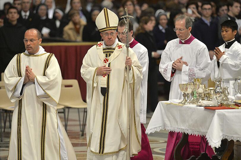 Papst Franziskus verlässt nach der Chrisam-Messe die Kirche.