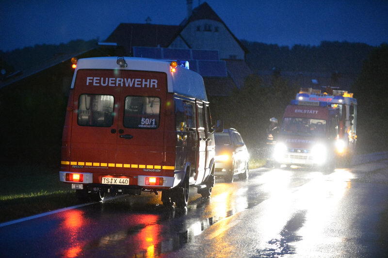 Der Wagen krachte in eine Hausmauer, der Fahrer wurde schwer verletzt. Die Bilder vom Unfallort.