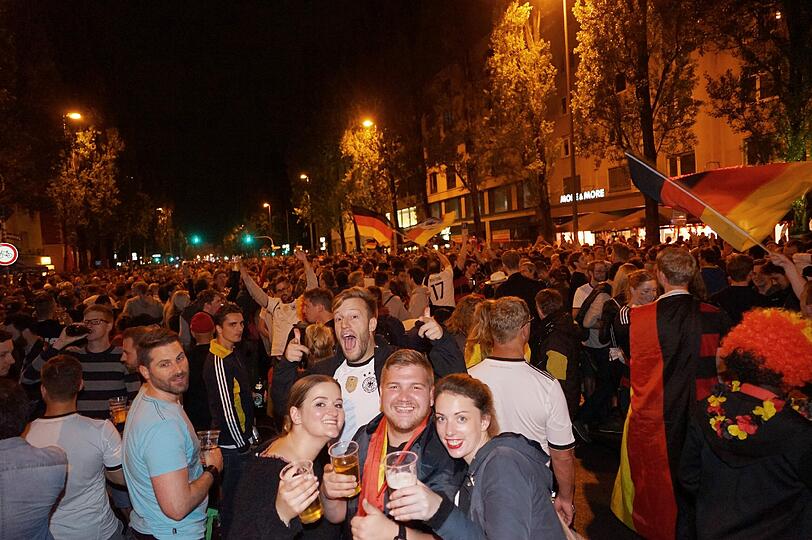 Partyalarm auf der Leopoldstraße: Rund 2.500 Münchner feierten hier den Sieg über Italien.