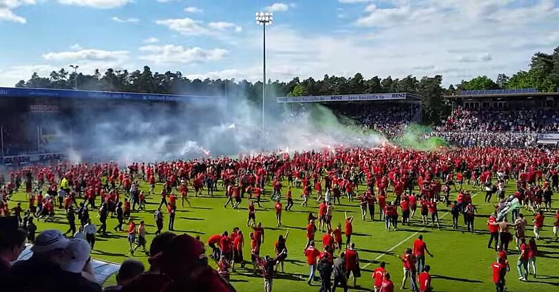 Schon vor dem Abpfiff hatten die Fans von Hannover  auf den Rasen gedrängt.