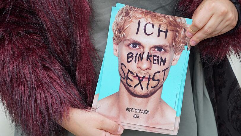 Slutwalk 2018 in München: Frauen und Männer kämpfen gemeinsam gegen Sexismus in der Gesellschaft und fordern sexuelle Selbstbestimmung für alle.