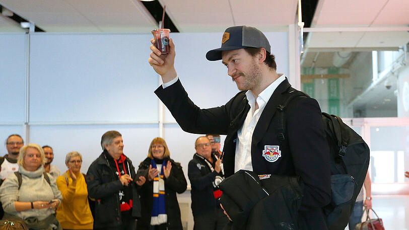 Beim Rückflug aus Göteborg: EHC-Star Abeltshauser.