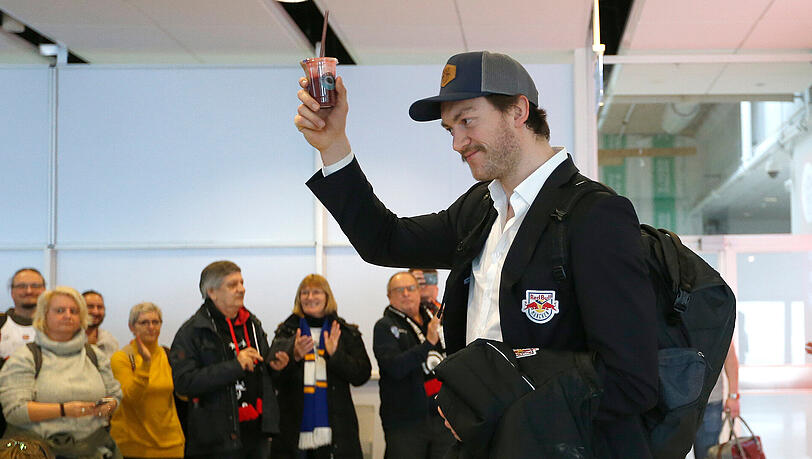 Beim Rückflug aus Göteborg: EHC-Star Abeltshauser. Beim Rückflug aus Göteborg: EHC-Star Abeltshauser.
