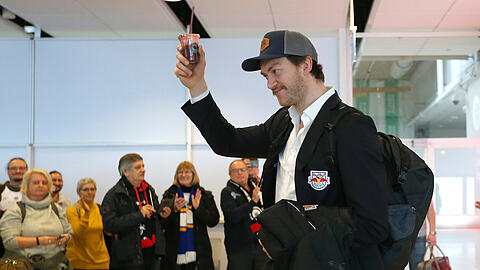 Beim Rückflug aus Göteborg: EHC-Star Abeltshauser.