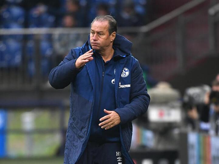 Schalkes Interims-Trainer Huub Stevens gestikuliert aufgeregt am Spielfeldrand.