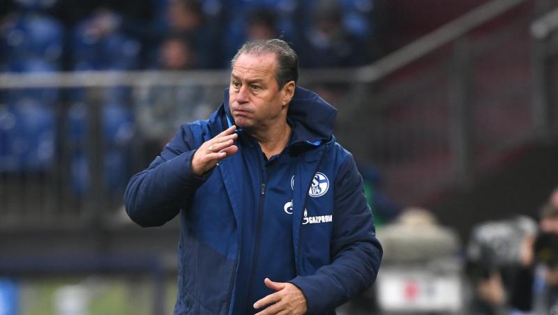 Schalkes Interims-Trainer Huub Stevens gestikuliert aufgeregt am Spielfeldrand. Schalkes Interims-Trainer Huub Stevens gestikuliert aufgeregt am Spielfeldrand.