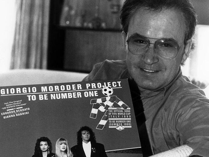 Giorgio Moroder zeigt sein Album mit dem Titel "To be Number one".