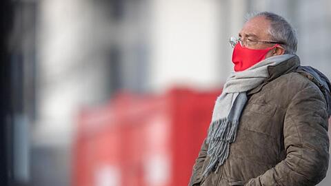 Felix Magath mit Mundschutz.