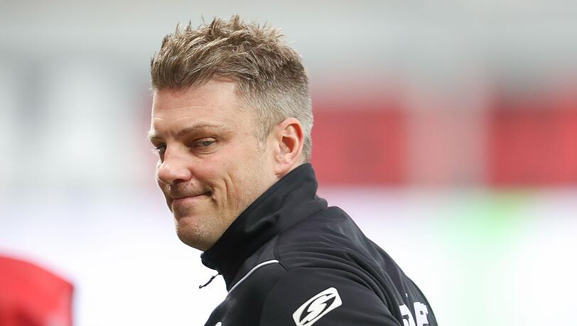 Paderborns Trainer Lukas Kwasniok blickt sich um.