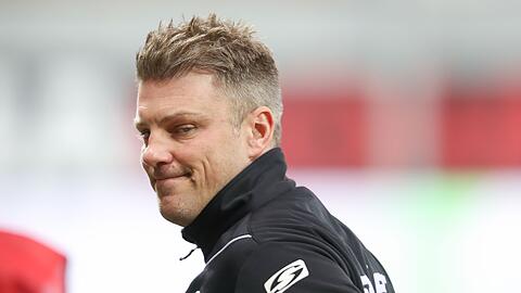 Paderborns Trainer Lukas Kwasniok blickt sich um.