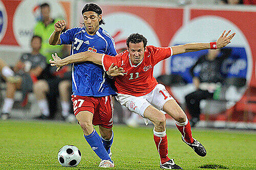 Schweizer Teamstürmer Streller (r.) im Spiel gegen Liechtenstein