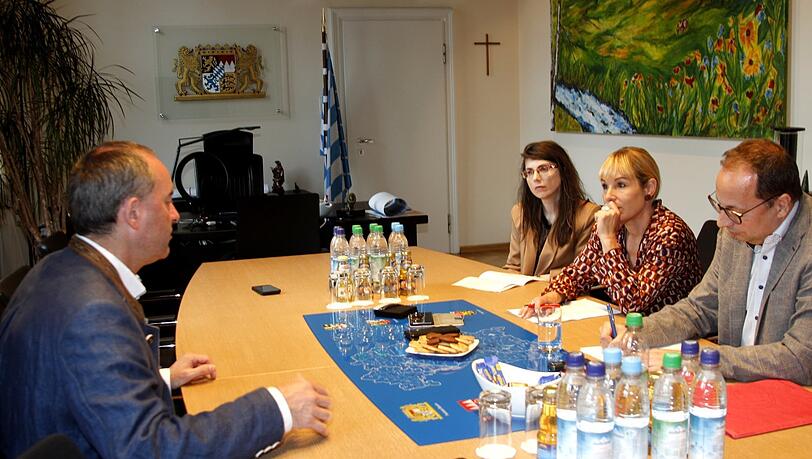 Hubert Aiwanger im Gespräch mit den AZ-Redakteuren (v. l.) Martina Scheffler, Natalie Kettinger und Markus Lohmüller. Hubert Aiwanger im Gespräch mit den AZ-Redakteuren (v. l.) Martina Scheffler, Natalie Kettinger und Markus Lohmüller.