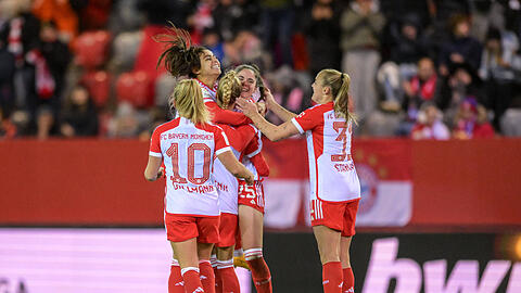Torjubel nach dem 2:0 von Giulia Gwinn gegen Bayer Leverkusen.