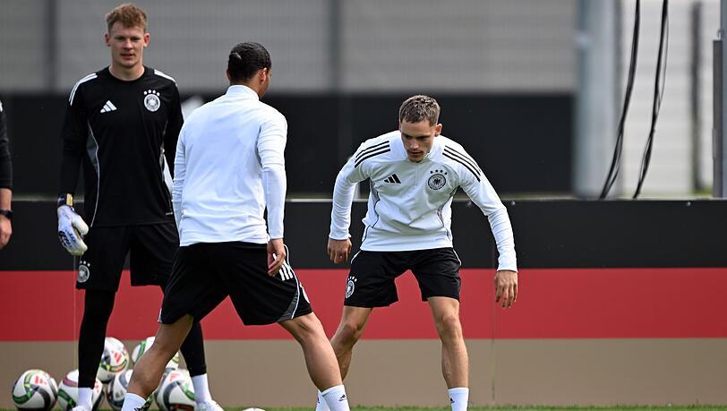 Abschlusstraining auf Top-Rasen: Florian Wirtz (r), Leroy Sané (M) und Torwart Alexander Nübel.