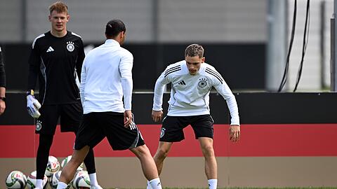 Abschlusstraining auf Top-Rasen: Florian Wirtz (r), Leroy Sané (M) und Torwart Alexander Nübel.
