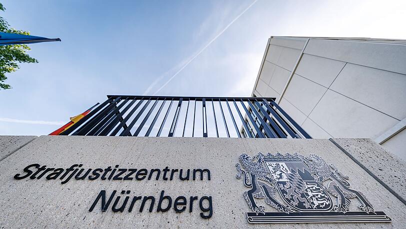 Für die Dienstleistung sollen die Angeklagten von ihren Kundinnen und Kunden laut Anklage vier- bis fünfstellige Geldsummen verlangt haben. (Symbolbild)