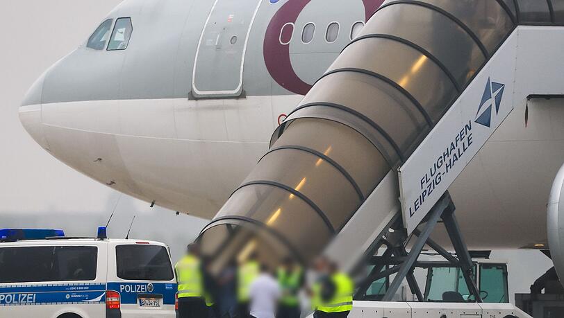 Unter den 81 Personen an Bord des Qatar Airways Fliegers waren mindestens drei Personen, die zuvor aus psychiatrischen Kliniken in Bayern geholt wurden. (Archivbild)