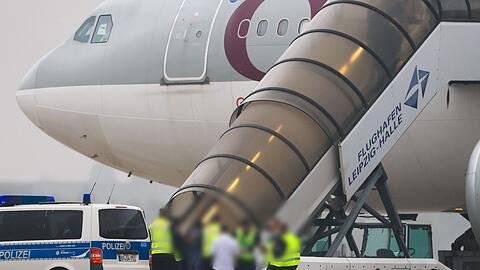 Unter den 81 Personen an Bord des Qatar Airways Fliegers waren mindestens drei Personen, die zuvor aus psychiatrischen Kliniken in Bayern geholt wurden. (Archivbild)