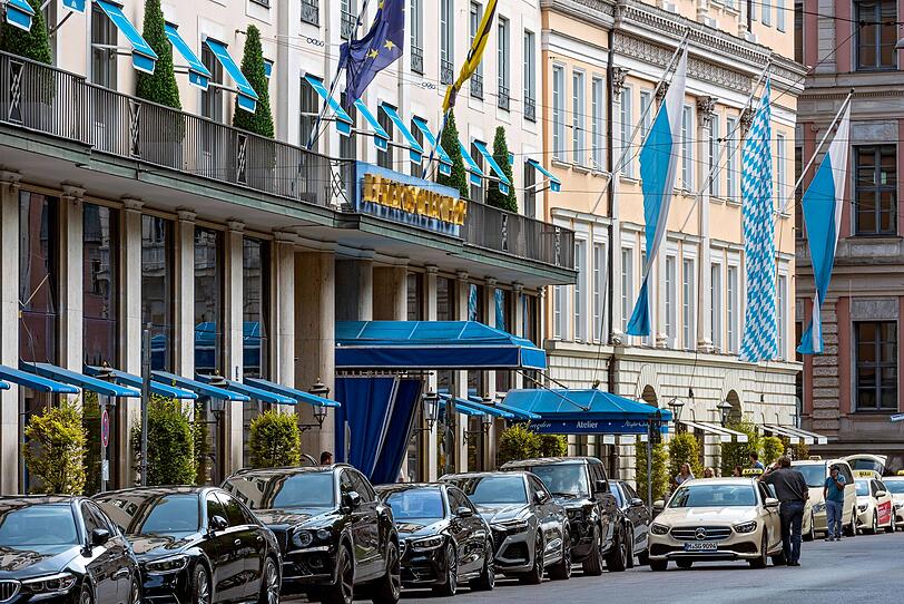 Das traditionsreiche Hotel Bayerischer Hof mit Palais Montgelas.
