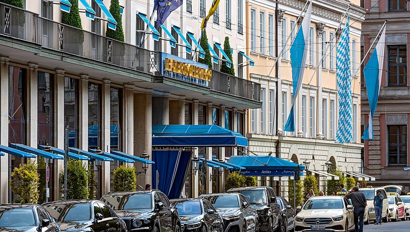 Das traditionsreiche Hotel Bayerischer Hof mit Palais Montgelas. Das traditionsreiche Hotel Bayerischer Hof mit Palais Montgelas.