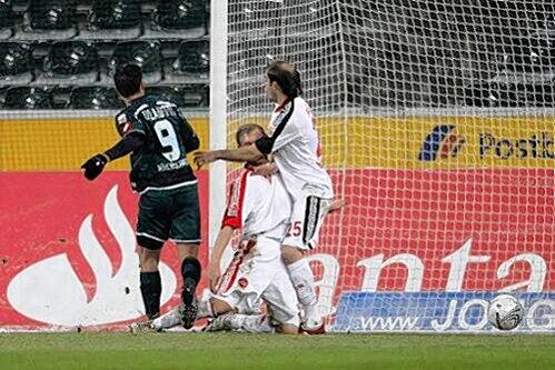 &bdquo;Naiv verteidigt&ldquo;: Während sich Andy Wolf und Javier Pinola (rechts) umarmen, macht Roberto Colautti (links) das 1:0 für Gladbach.