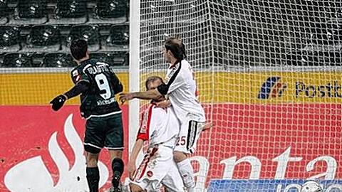 &bdquo;Naiv verteidigt&ldquo;: Während sich Andy Wolf und Javier Pinola (rechts) umarmen, macht Roberto Colautti (links) das 1:0 für Gladbach.