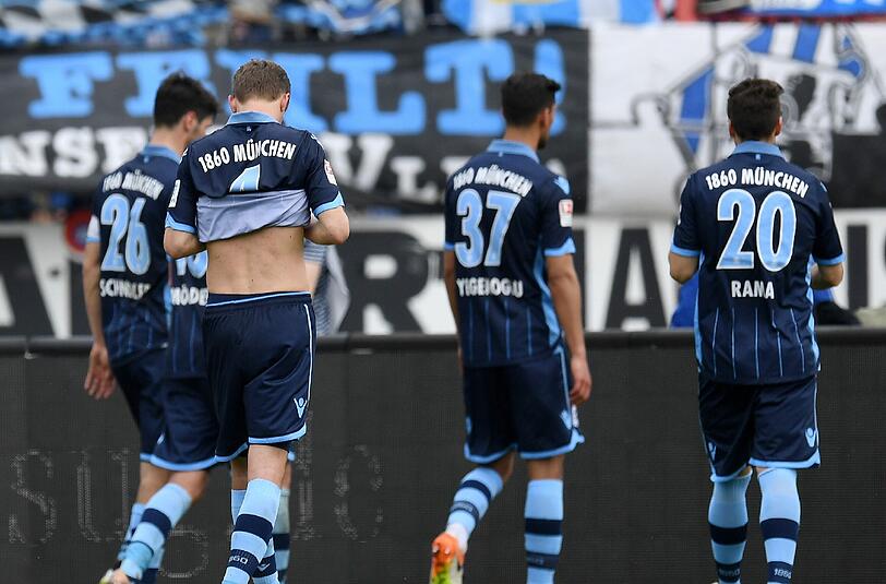 Die Fans waren sauer &ndash; und nicht alle Profis gingen ganz freiwillig zu ihren Anhängern: Die Löwen nach der 1:3-Niederlage gegen den KSC am Sonntag.
