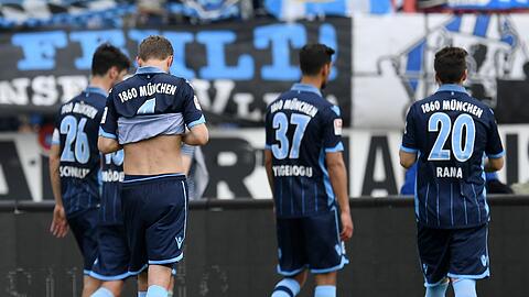 Die Fans waren sauer &ndash; und nicht alle Profis gingen ganz freiwillig zu ihren Anhängern: Die Löwen nach der 1:3-Niederlage gegen den KSC am Sonntag.