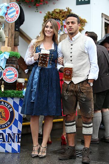 Thiago Alcantara und seine Frau Julia Vigas.