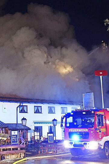 Der Handwerkerhof im Manthal ist in der Nacht auf Sonntag komplett abgebrannt. Die Bilder vom Einsatz.