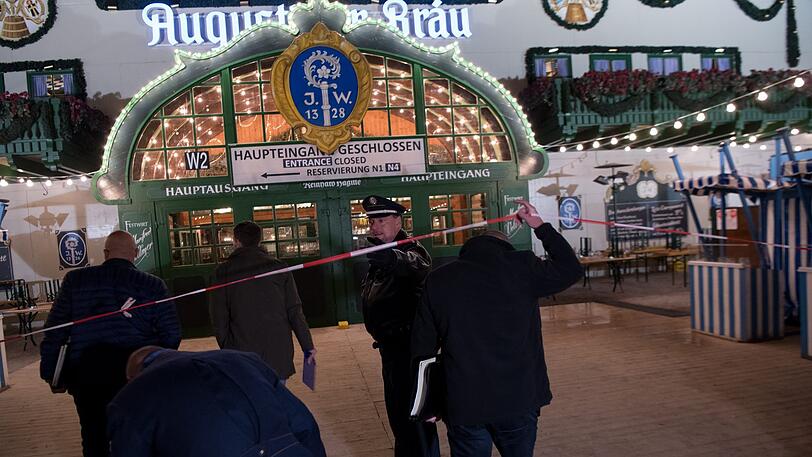 Bei einem Streit auf dem Münchner Oktoberfest ist ein Mann tödlich verletzt worden. Die Fahndung nach dem Täter läuft. Die Polizei sucht Zeugen, die den Streit im Augustiner-Zelt beobachtet haben.