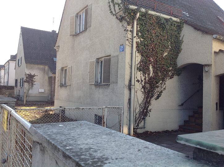 Die Häuser verwittern. Hier rankt sich Efeu die Fassade hoch.