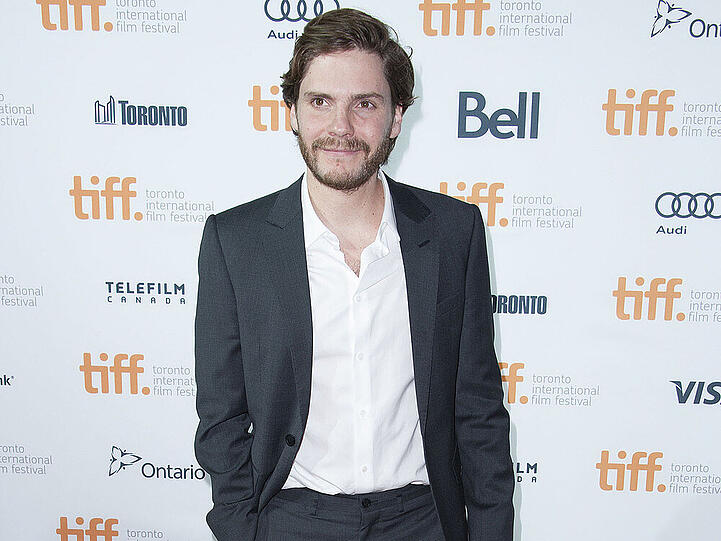 Daniel Brühl ist ganz hin und weg von seiner Kollegin Cara Delevingne