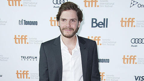 Daniel Brühl ist ganz hin und weg von seiner Kollegin Cara Delevingne