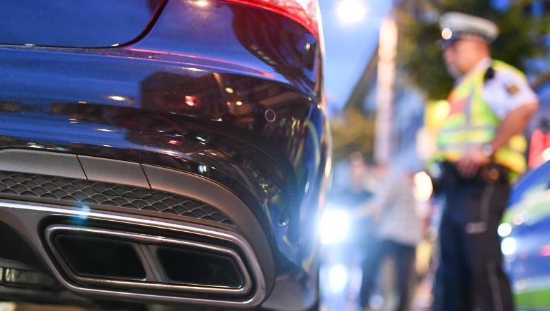 Polizeibeamte kontrollieren sogenannte Autoposer. Foto: Uwe Anspach/dpa/Symbolbild Polizeibeamte kontrollieren sogenannte Autoposer. Foto: Uwe Anspach/dpa/Symbolbild