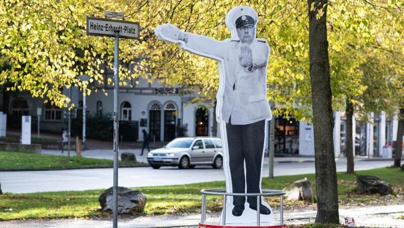 In Göttingen ist die Stele von Heinz Erhardt wieder aufgestellt worden. In Göttingen ist die Stele von Heinz Erhardt wieder aufgestellt worden.