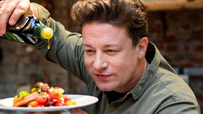 Der britische Starkoch Jamie Oliver ist mit seiner Restaurantkette gescheitert. Der britische Starkoch Jamie Oliver ist mit seiner Restaurantkette gescheitert.