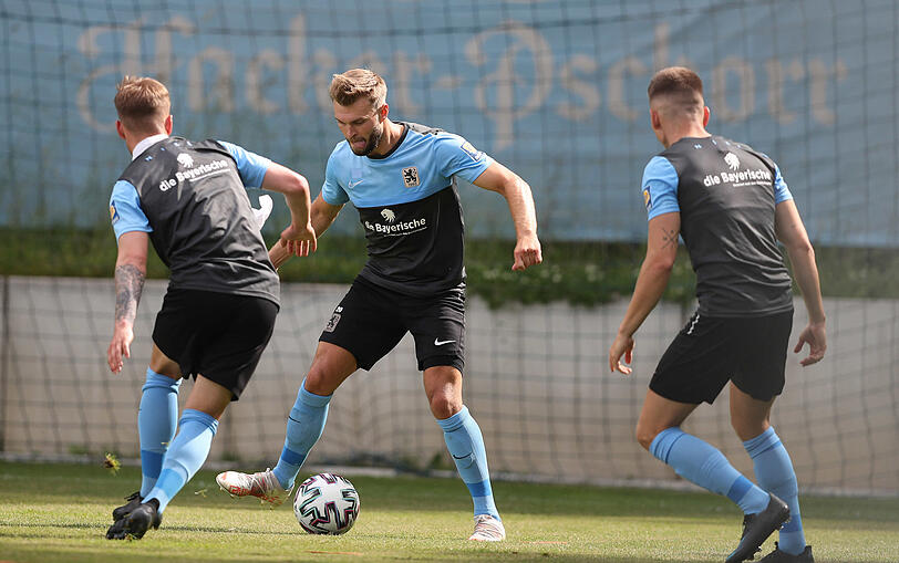 Zunge raus und vorbei: Yannick Deichmann.