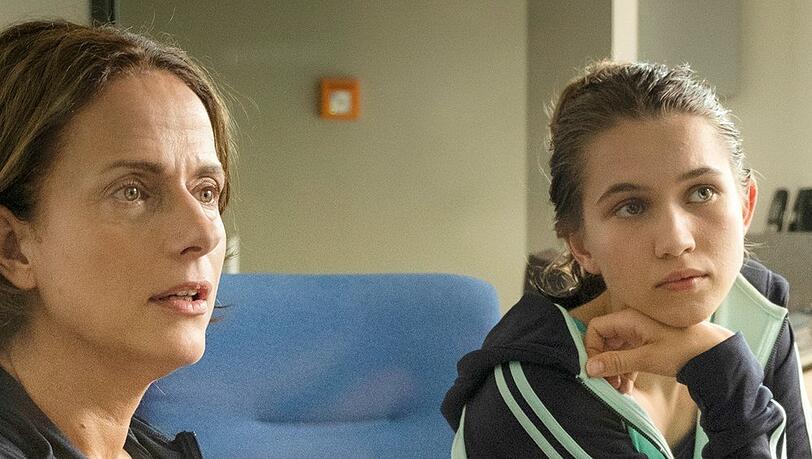 "Auf dem Grund": Anne (Claudia Michelsen, l.) und ihre Nichte Juli (Anna-Lena Schwing) analysieren Julis Schwimmtechnik.
