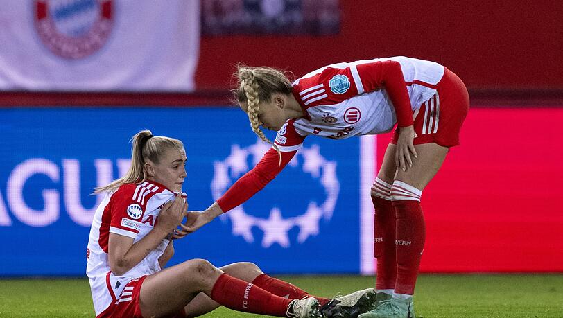 Bayerns Georgia Stanway (l) und Giulia Gwinn stehen nach dem Spiel auf dem Platz.