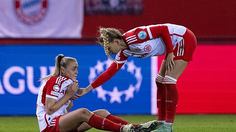 Bayerns Georgia Stanway (l) und Giulia Gwinn stehen nach dem Spiel auf dem Platz.