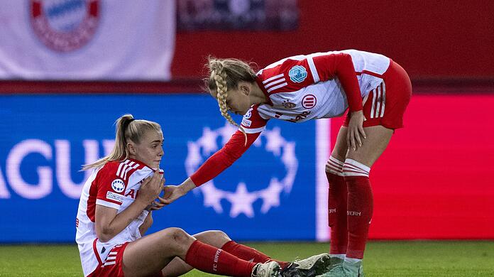 Bayerns Georgia Stanway (l) und Giulia Gwinn stehen nach dem Spiel auf dem Platz.