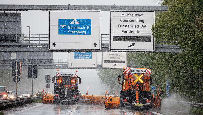 So war's noch am vergangenen Sonntag: Zwei Fahrzeuge vom Winterdienst fahren bei Schneefall über die Autobahn 95 in München. So war's noch am vergangenen Sonntag: Zwei Fahrzeuge vom Winterdienst fahren bei Schneefall über die Autobahn 95 in München.